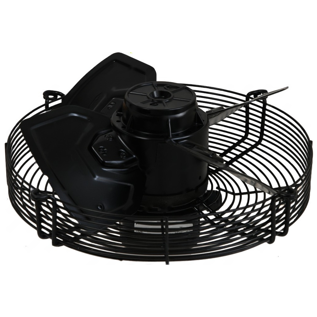 Motor ventilátoru s černým kovovým tělem uvnitř kulaté drátěné ochranné mřížky, se dvěma lopatkami oběžného kola