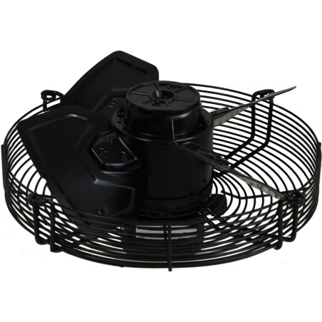 Motor ventilátoru s černým kovovým tělem uvnitř kulaté drátěné ochranné mřížky, se dvěma lopatkami oběžného kola