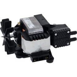 Vakuové čerpadlo 85W 230V 50Hz, černé kompaktní čerpadlo s ventilátorkem, cívkou a dvěma hadicovými hrdly.