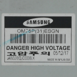 Štítek Samsung na magnetronu s označením modelu a upozorněním na vysoké napětí.