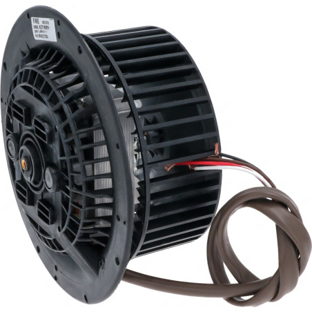 Černý válcový motor odsávacího ventilátoru s lopatkovým kolem uvnitř mřížky a barevnými vyvedenými vodiči