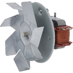 Kompletní radiální ventilátor s kovovými lopatkami na hřídeli motoru a viditelným měděným vinutím.