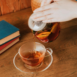 Leaf Tea Pot Pure při pohledu z boku s ouškem