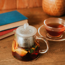 Nerezové sítko v konvičce Leaf Tea Pot Pure zblízka
