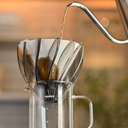 Dripper Suiren Smokey Black usazený na karafě