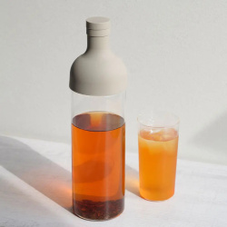 Láhev Hario Filter in Bottle Dune při pohledu z boku