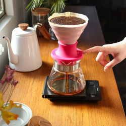 Dripper Switch Berry Pink usazený na karafě