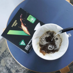 Papírový filtr Meteor vložený v driperu V60