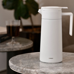 Termokonvice Hario Thermal Pot při nalévání