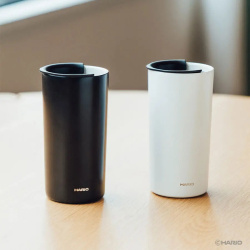 Dno termohrnku Hario Tumbler při pohledu zespodu