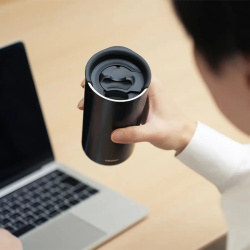 Termohrnek Hario Tumbler při nošení v ruce