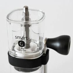 Hario Smart G při pohledu z boku, vidět mlecí komoru