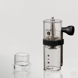 Hario Smart G při ručním mletí kávy do nádobky