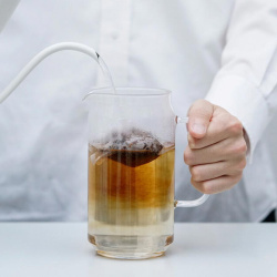 Džbán Water Jug Can při pohledu z boku s ouškem