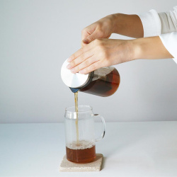 Džbán Water Jug Can s vodou nalitou uvnitř