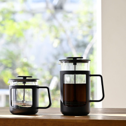 Cafe Press U při pohledu z boku s rukojetí Cafe Press U při pohledu z boku s rukojetí