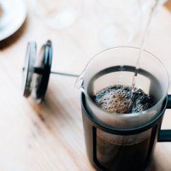 Píst a sítko u Cafe Press U při pohledu zblízka Píst a sítko u Cafe Press U při pohledu zblízka