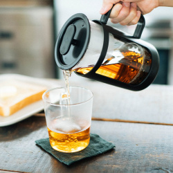 Cafe Press U při přípravě kávy na kuchyňském stole Cafe Press U při přípravě kávy na kuchyňském stole