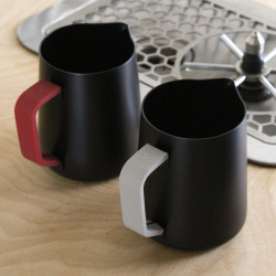 Návlek Rhinowares nasazený na konvičku 600 ml