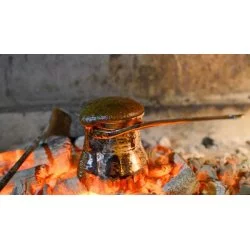 Ukázka přípravy pravé turecké kávy pomocí měděné džezvy k rozpáleném ohništi