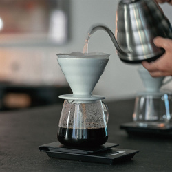 Do konvičky Barista Server při pohledu shora
