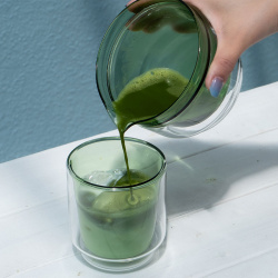 Hrnek Hario s nalitým matcha nápojem uvnitř Hrnek Hario s nalitým matcha nápojem uvnitř