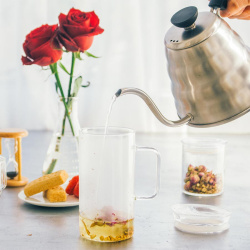 Glass Tea Maker při pohledu z boku s ouškem