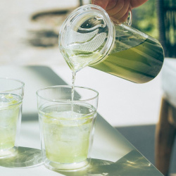 Do konvičky Glass Tea Maker při pohledu shora