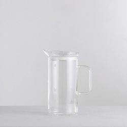 Konvička Glass Tea Maker při pohledu zešikma na stole