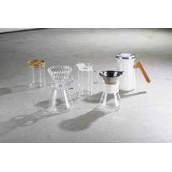 Konvička Glass Tea Maker s uvařeným čajem uvnitř