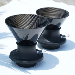 Do driperu V60 NEO 01 při pohledu shora na žebra Do driperu V60 NEO 01 při pohledu shora na žebra