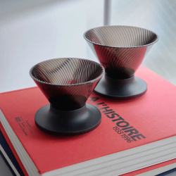 Dripper V60 NEO 01 usazený na hrnku s kávou Dripper V60 NEO 01 usazený na hrnku s kávou