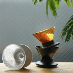 Dripper V60 NEO 01 při pohledu zešikma na stole Dripper V60 NEO 01 při pohledu zešikma na stole