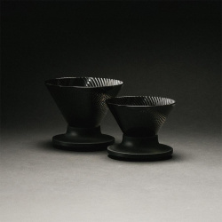 Dripper NEO 01 při zalévání mleté kávy vodou Dripper NEO 01 při zalévání mleté kávy vodou