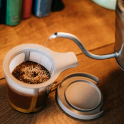Dripper Baton usazený na hrnku při přípravě Dripper Baton usazený na hrnku při přípravě