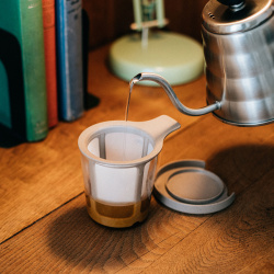 Dripper Baton při pohledu zešikma na stole Dripper Baton při pohledu zešikma na stole