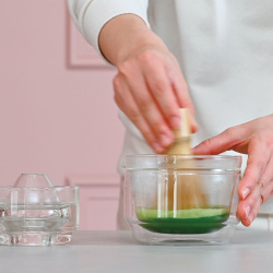 Skleněná miska Hario s chasenem při přípravě matcha