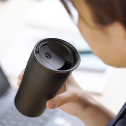 Termohrnek Hario Tumbler při pohledu shora s víčkem