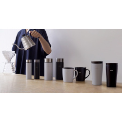 Termohrnek Hario Tumbler při pohledu zešikma na stole