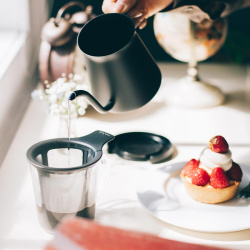 One Cup Coffee Maker při pohledu z boku se skleničkou
