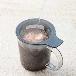 One Cup Coffee Maker při pohledu zešikma na stole