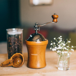 Hario Coffee Mill Dome při pohledu z boku