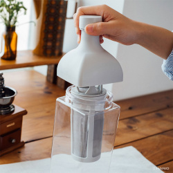 Láhev Ka-Ku s cold brew nalitým uvnitř nádoby