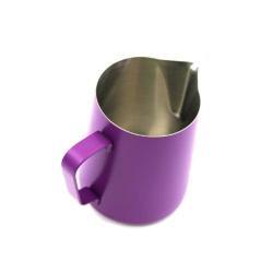 Konvička Vivid Plum při pohledu zešikma na stole Konvička Vivid Plum při pohledu zešikma na stole