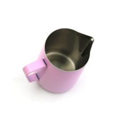 Konvička Pink Marshmallow při pohledu zešikma na stole Konvička Pink Marshmallow při pohledu zešikma na stole