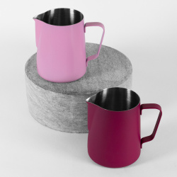 Konvička Pink Marshmallow při napěňování mléka Konvička Pink Marshmallow při napěňování mléka
