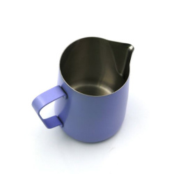 Konvička Rhinowares Classic při pohledu zešikma na stole Konvička Rhinowares Classic při pohledu zešikma na stole