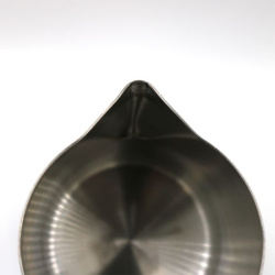 Dno konvičky Rhinowares Classic při pohledu zespodu Dno konvičky Rhinowares Classic při pohledu zespodu