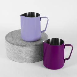 Konvička Rhinowares Classic při napěňování mléka Konvička Rhinowares Classic při napěňování mléka