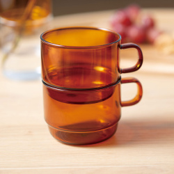 Ucho hrnku Stack Mug při pohledu zblízka